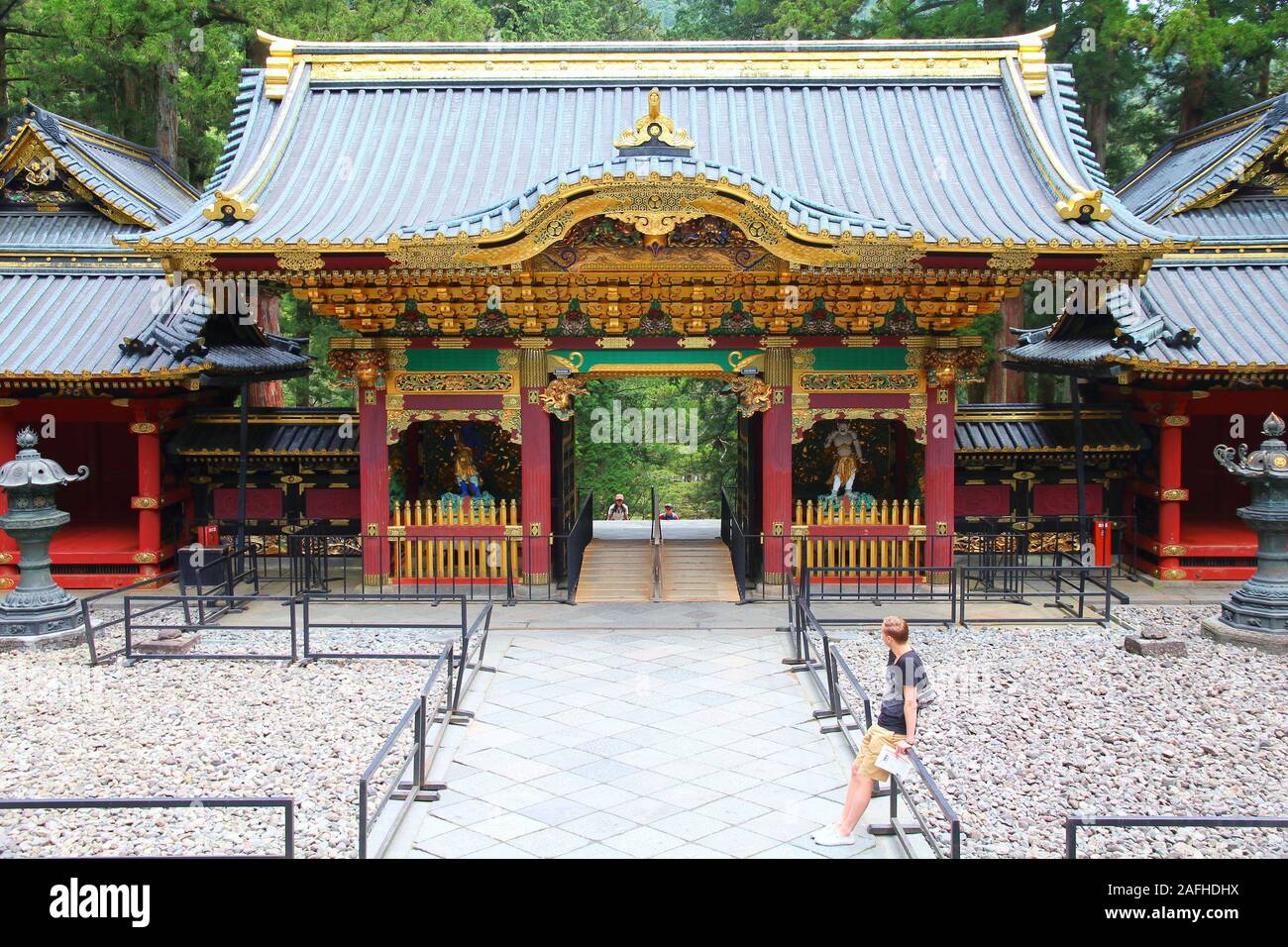 NIKKO, Giappone - 6 Maggio 2012: la gente visita Mausoleo Taiyuin del tempio Rinnoji in Nikko, Giappone. Esso è parte di un Nikko patrimonio mondiale dell UNESCO, uno dei Foto Stock