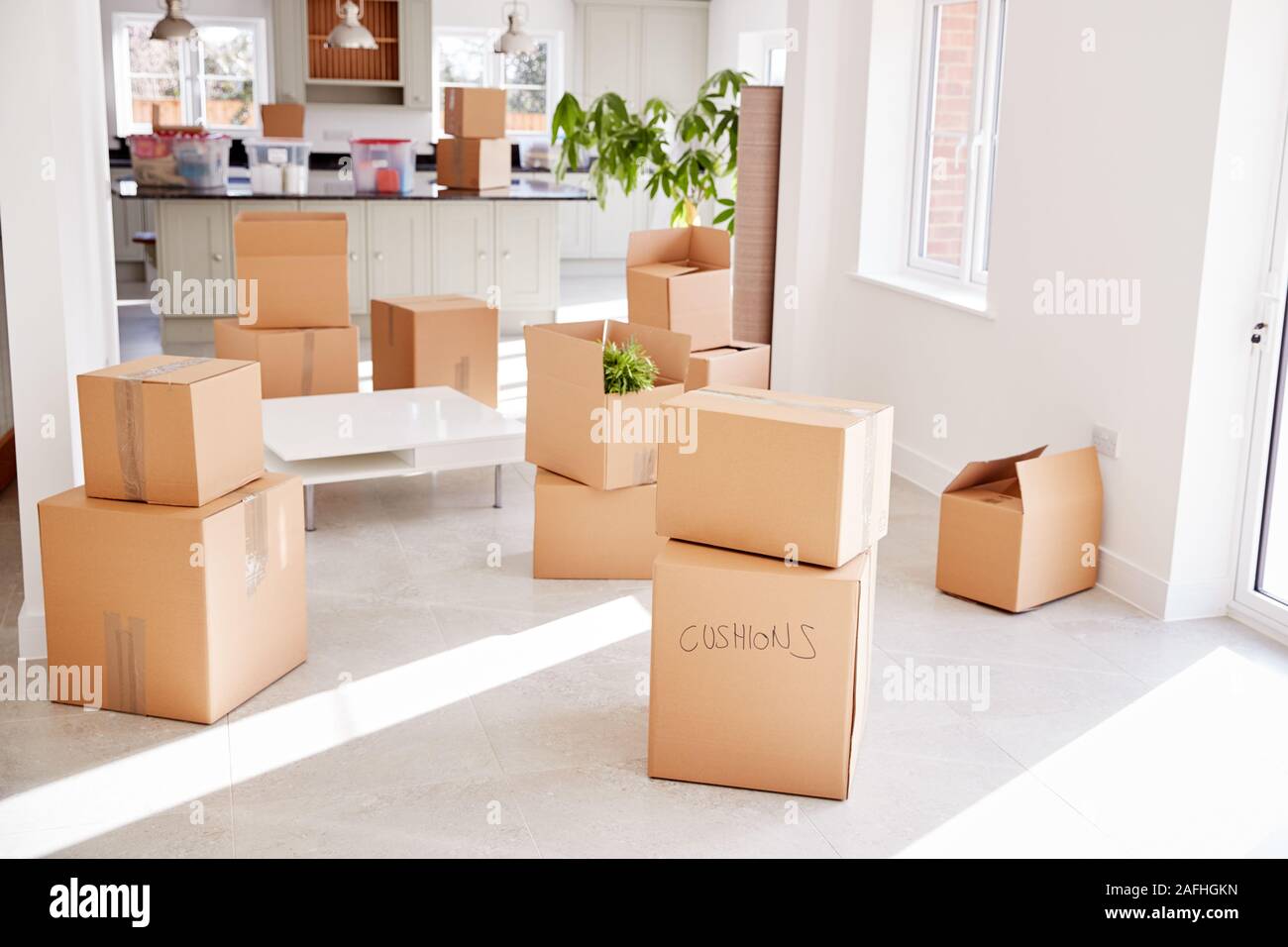 Rimozione impilati caselle nella stanza vuota sul giorno del trasloco Foto Stock