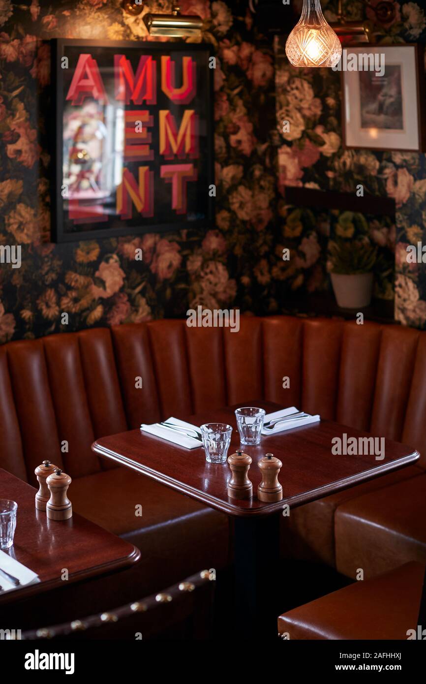Interno del Pub Inglese tradizionale con tavolo per il pranzo Foto Stock