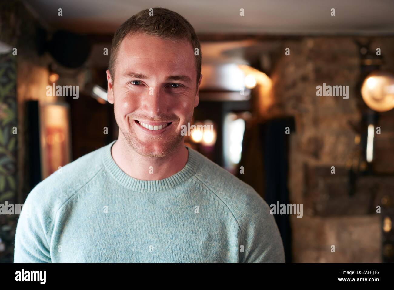 Ritratto di sorridente receptionist maschio lavora al Check In Foto Stock