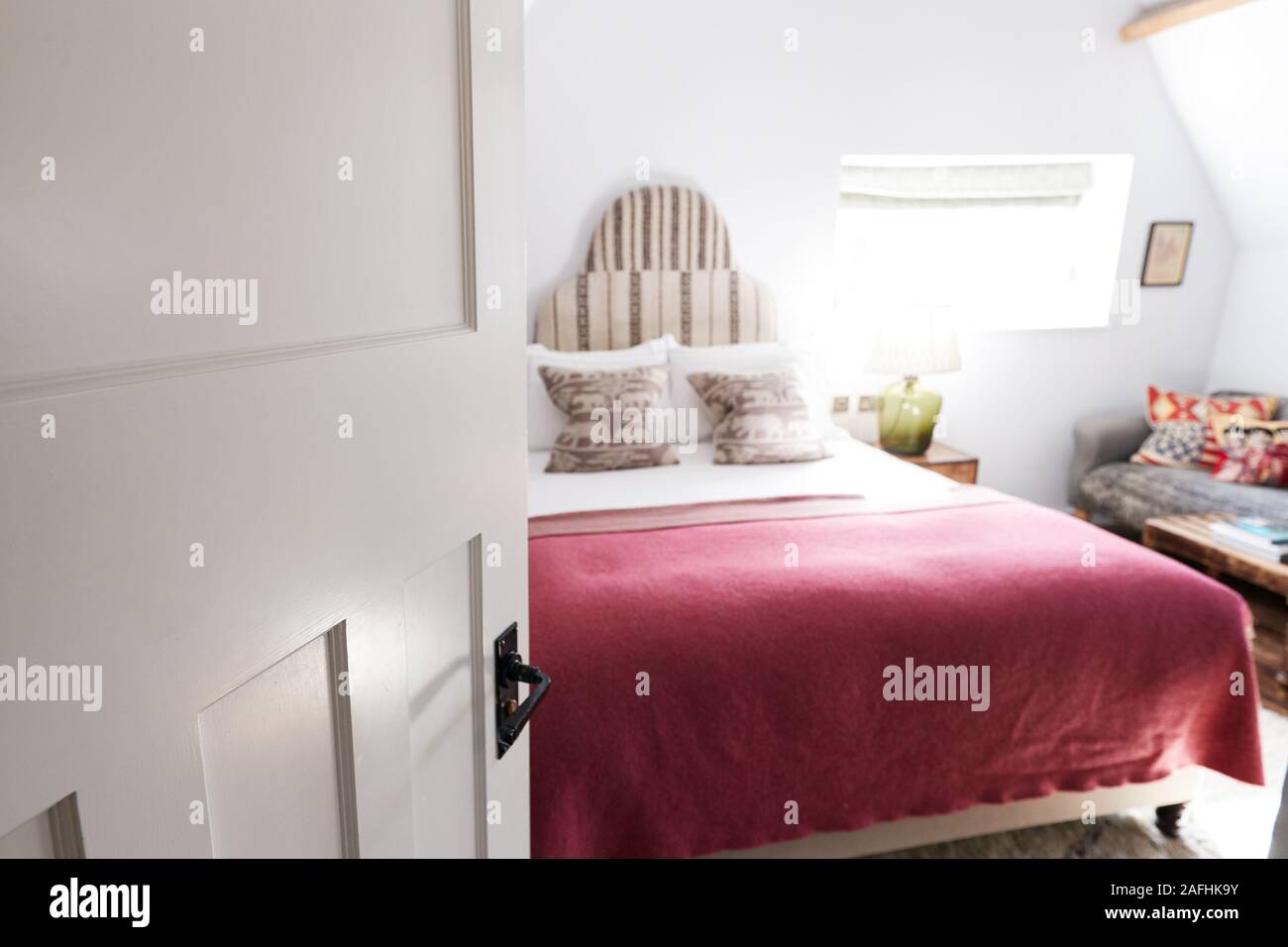 Interno della camera in Bed and Breakfast Hotel osservata attraverso lo sportello Foto Stock
