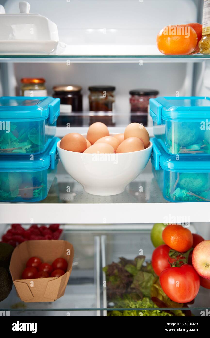 Vista dentro un frigorifero di cibo sano e pranzo al sacco in contenitori in plastica Foto Stock