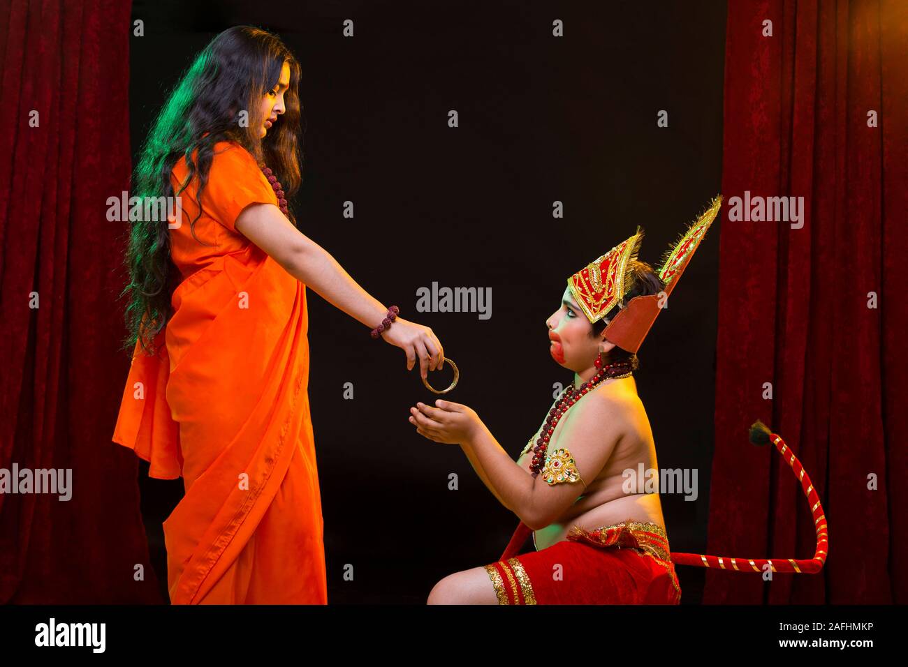 Dea sita dando hanuman suo bangle Foto Stock