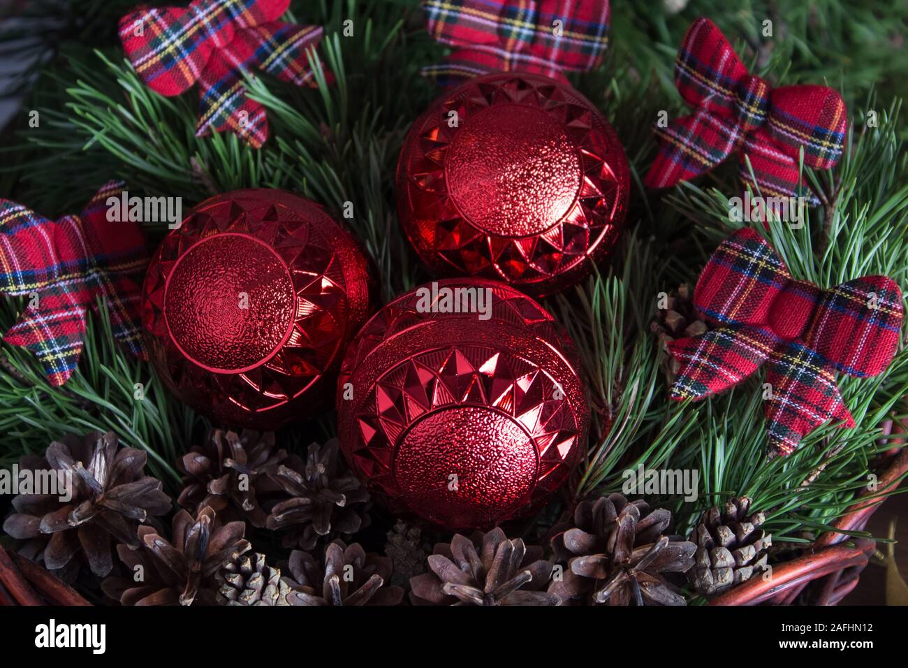 Natale e Anno Nuovo giocattoli ad albero con belle nastri sullo sfondo di un albero di Natale. Nuovo anno 2020. Foto Stock