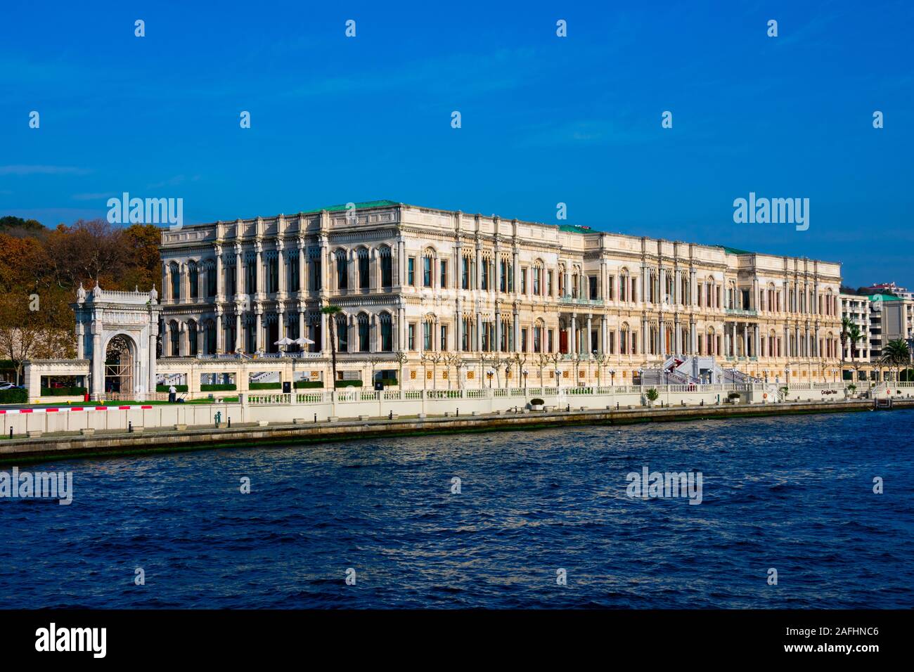 Istanbul, Turchia. Novembre 21, 2019. Ciragan Palace (Ciragan Sarayi) un ex palazzo ottomano, ora un hotel di Kempinski Hotels catena. Besiktas dist Foto Stock
