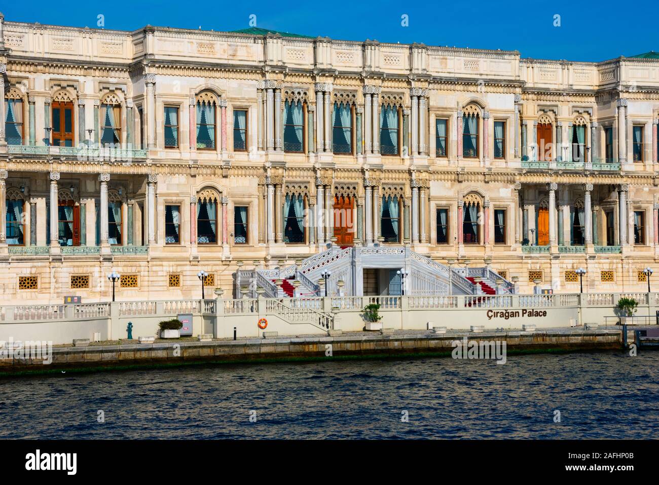 Istanbul, Turchia. Novembre 21, 2019. Ciragan Palace (Ciragan Sarayi) un ex palazzo ottomano, ora un hotel di Kempinski Hotels catena. Besiktas dist Foto Stock