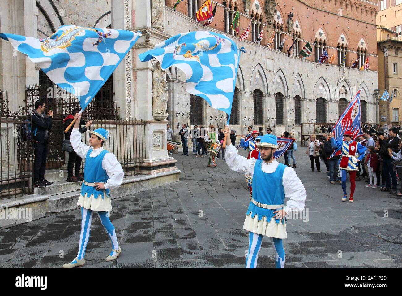 SIENA, Italia - 3 Maggio 2015: Contrada Wave parade marche a Siena, Italia. Vi sono famosi 17 contrade (distretti) che rappresentano varie e tradizionali pr Foto Stock