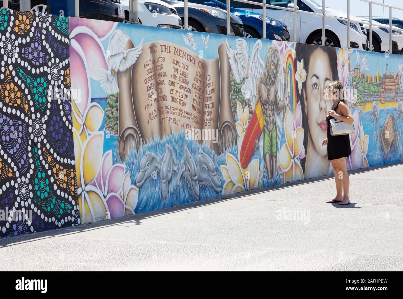 Attentato di Bali 2002; una donna guardando il memoriale per le vittime dell'attentato di Bali a Bondi Beach, Sydney Australia Foto Stock