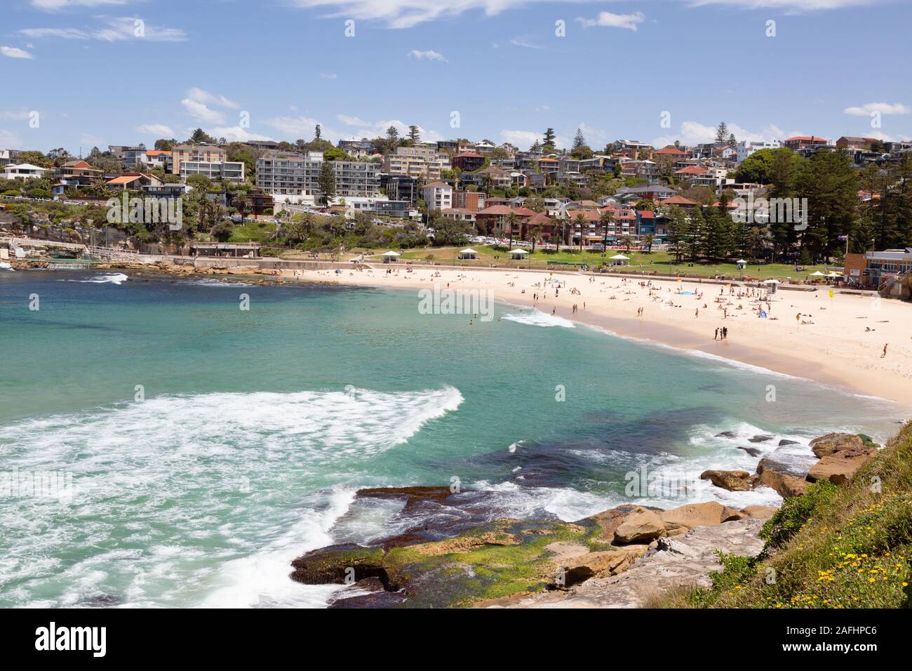 Spiaggia di Sydney - Bronte Beach, Sydney Australia - gente sulla spiaggia in una giornata di sole in estate, Sydney Australia Foto Stock