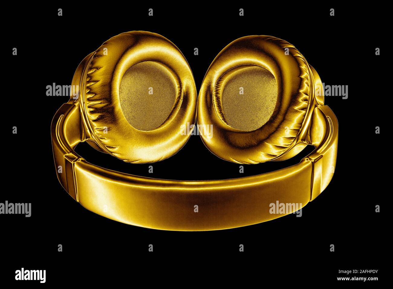 Golden cuffie wireless su sfondo nero isolato closeup, metallo oro  auricolare bluetooth, moderno wi-fi auricolari giallo, musica simbolo,  segno sonoro Foto stock - Alamy