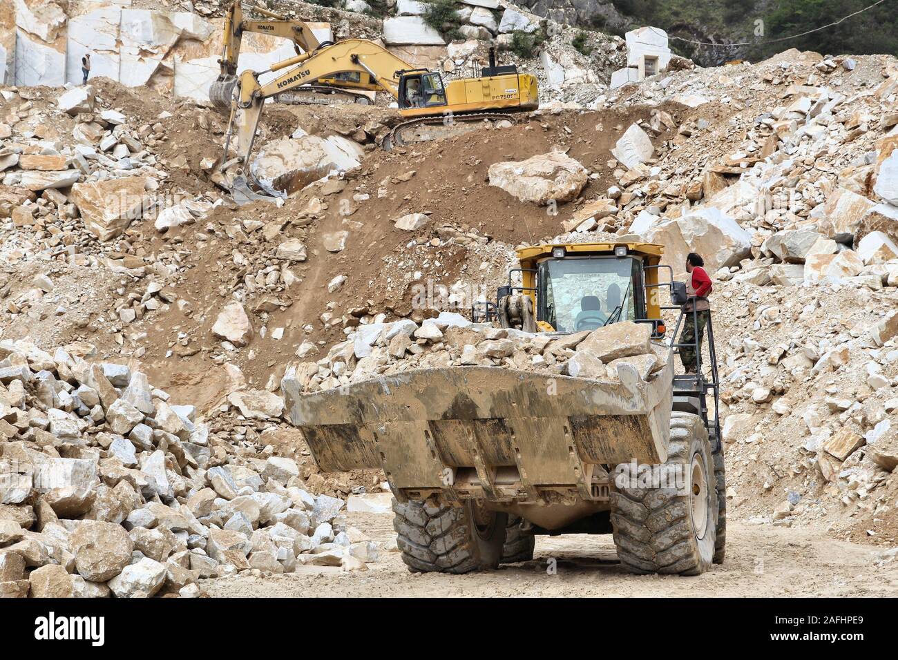 CARRARA, Italia - 28 Aprile 2015: macchine pesanti lavori in Fantiscritti valley in marmo di cava di pietra vicino a Carrara, Italia. Il marmo di Carrara è stata in uso si Foto Stock