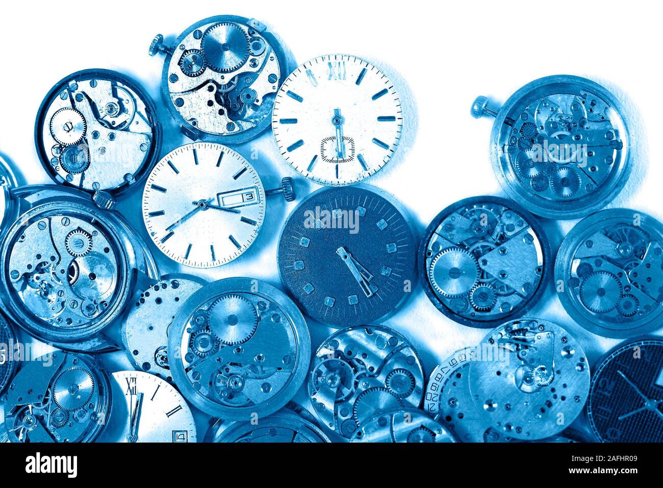 Dettagli di orologi e i meccanismi di riparazione, il restauro e la manutenzione su sfondo blu Foto Stock