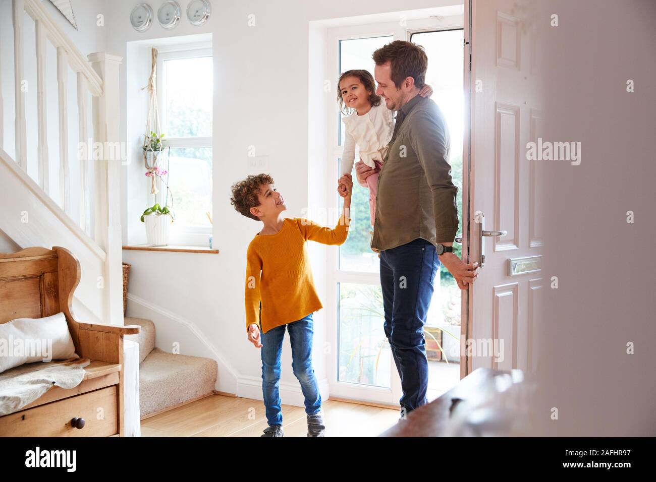 Unico Padre tornando a casa dopo il viaggio con bambini eccitati in anticipo Foto Stock