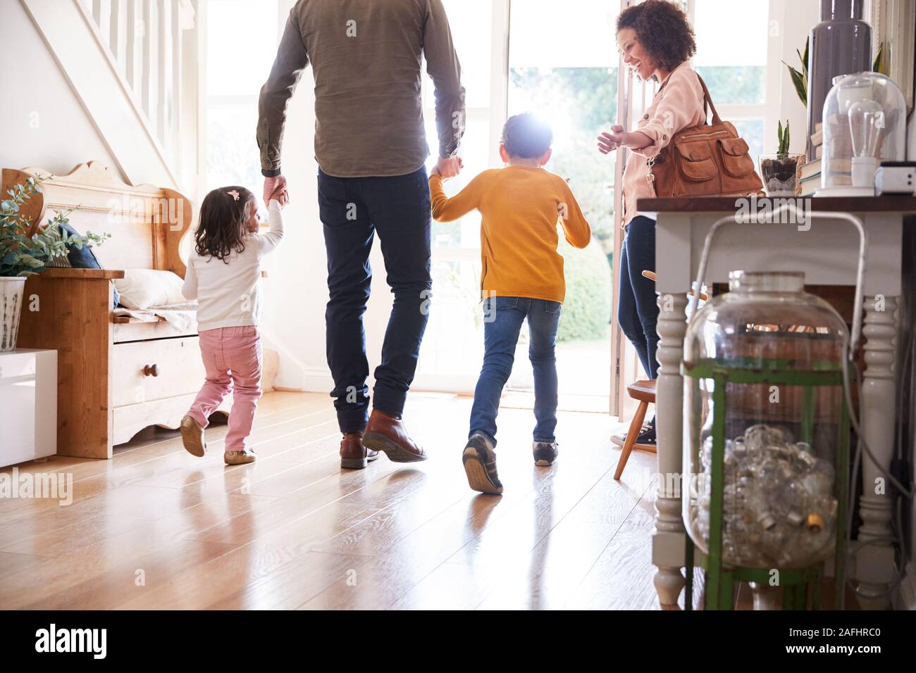 Vista posteriore della famiglia di uscire di casa In viaggio con bambini eccitato Foto Stock Vista posteriore della famiglia di uscire di casa In viaggio con bambini eccitato Foto Stock