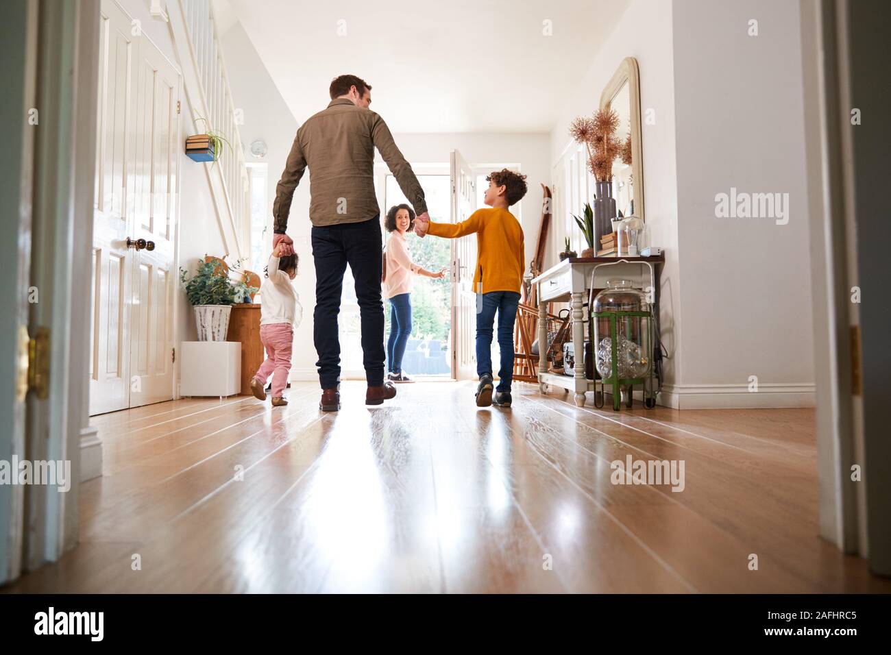 Vista posteriore della famiglia di uscire di casa In viaggio con bambini eccitato Foto Stock Vista posteriore della famiglia di uscire di casa In viaggio con bambini eccitato Foto Stock