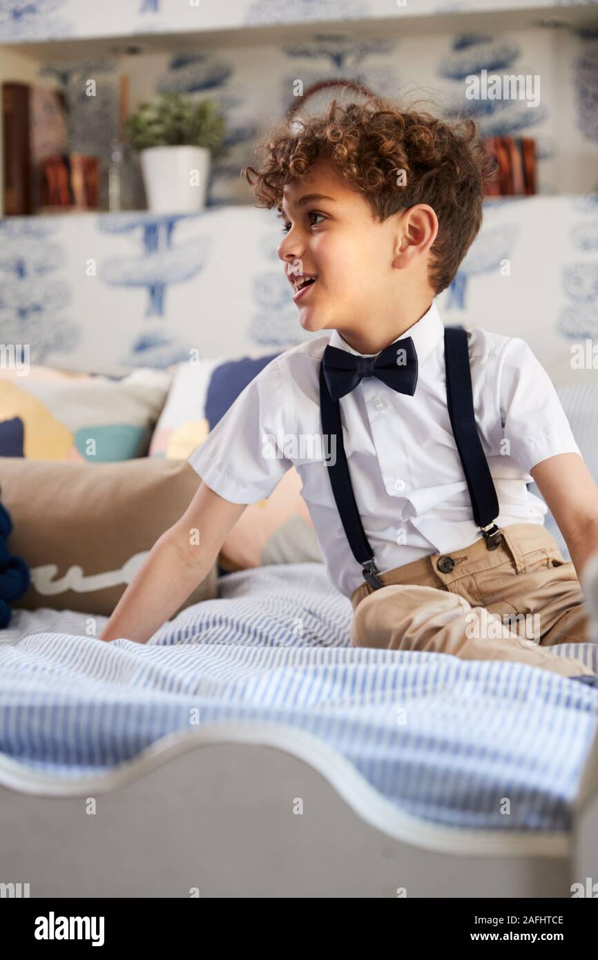 Ragazzo che indossa cravatta a farfalla e Giarrettiere tenetevi pronti per i Padri Wedding Foto Stock