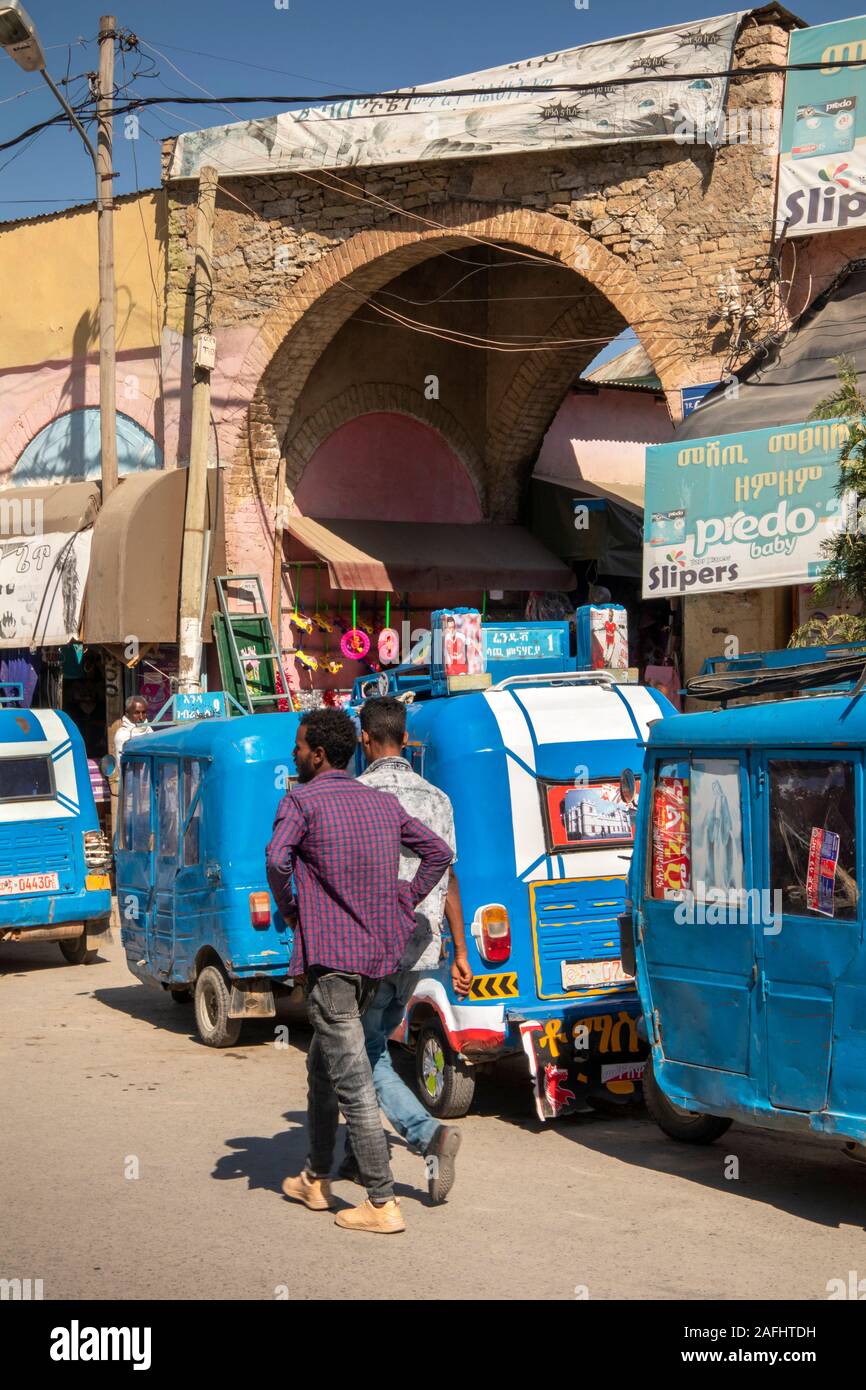 Etiopia, Tigray, Mekele, centro città, Edega, mercato vecchio ingresso ad arco, linea di Bajaj tuk tuk rickshaws Foto Stock