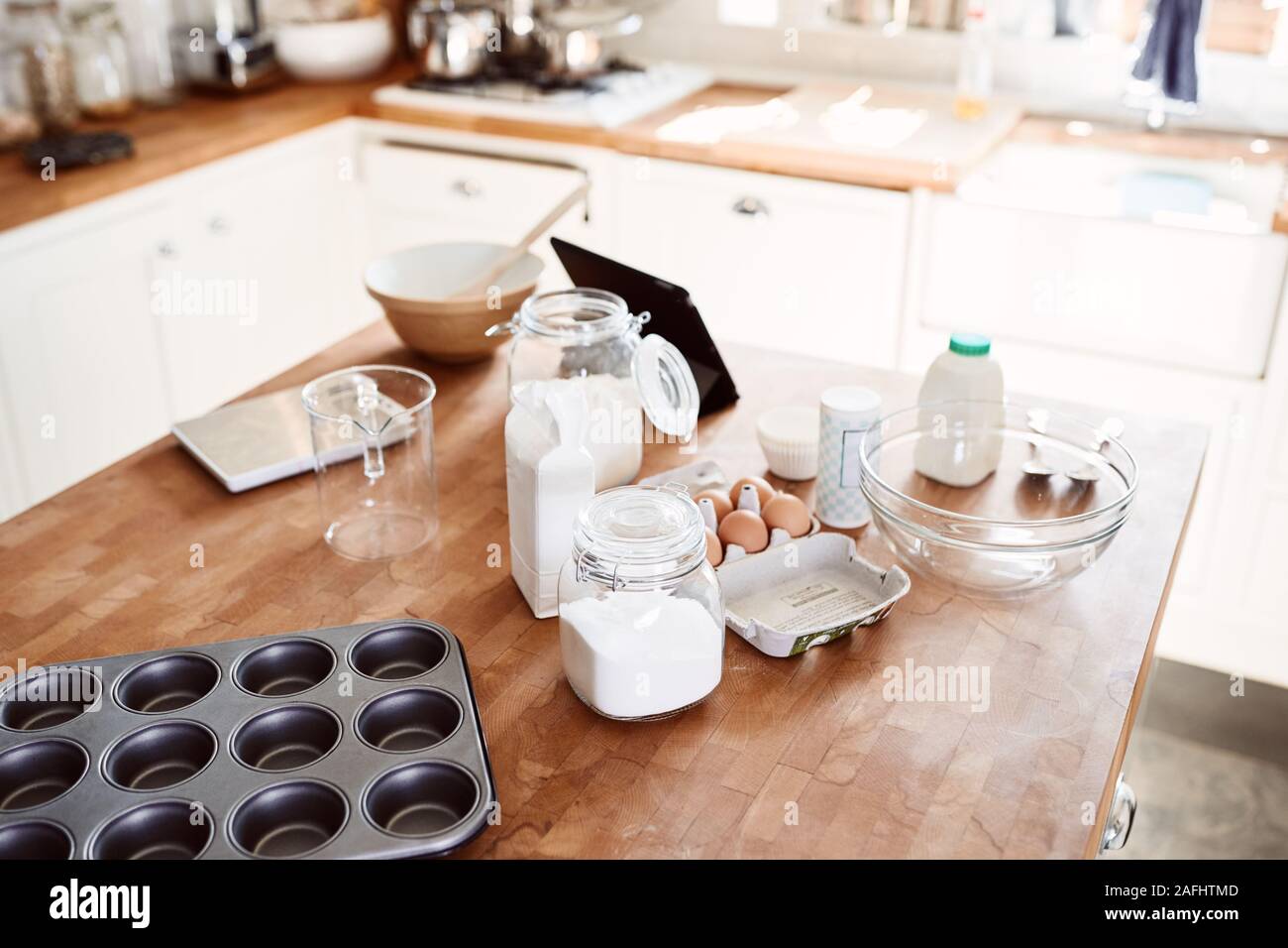 Ingredienti e utensili da forno steso sulla superficie di lavoro in cucina Foto Stock