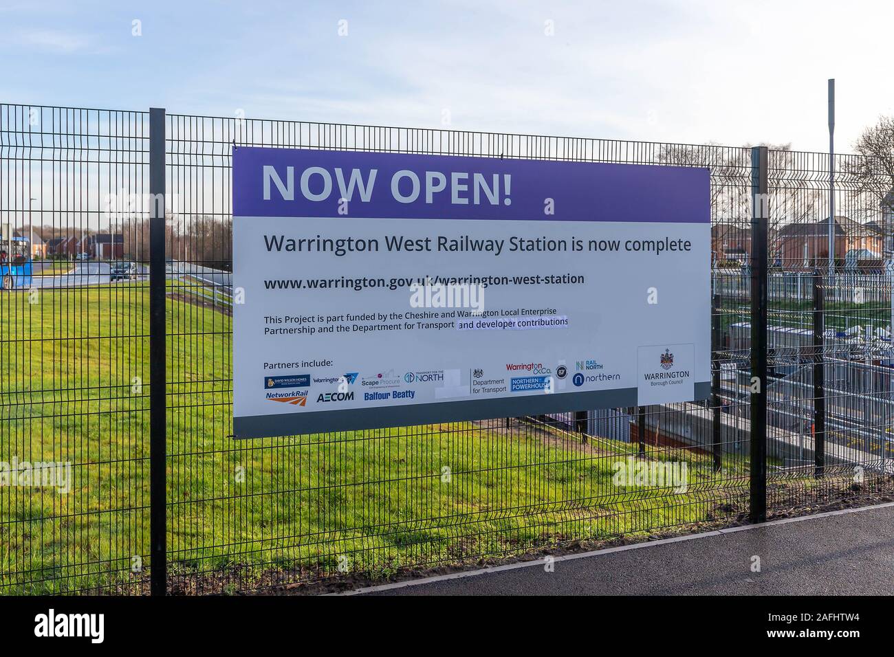 Warrington, Cheshire, Regno Unito. Xvi Dec, 2019. L'apertura ufficiale di Warrington Stazione Ferroviaria Ovest. Un segno sulla voce recinzione di Warrington Stazione Ferroviaria Ovest, Chapelford, Warrington, Cheshire, Inghilterra afferma che la stazione è ora aperto Credito: John Hopkins/Alamy Live News Credito: John Hopkins/Alamy Live News Foto Stock