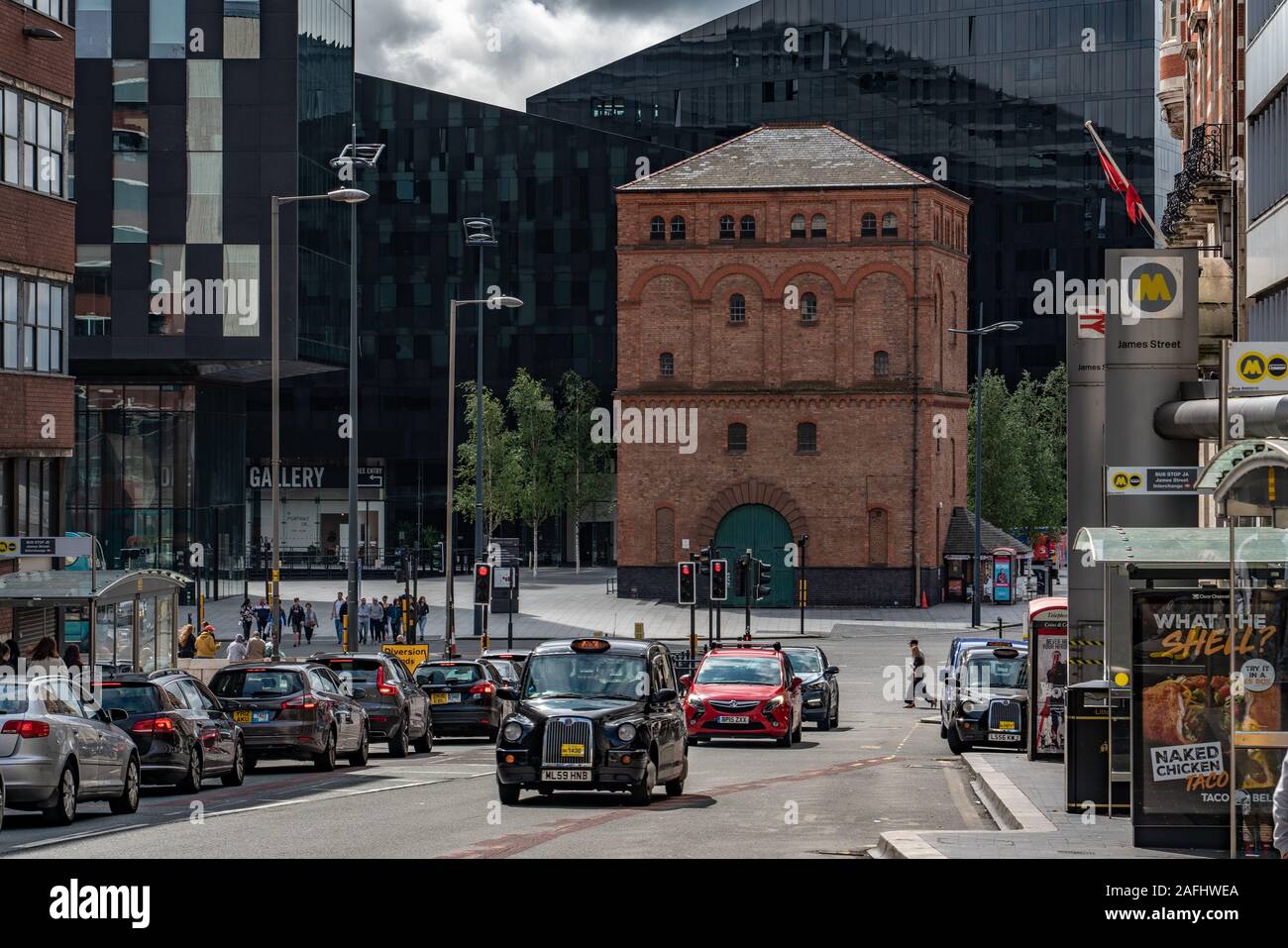 LIVERPOOL, Regno Unito - 11 agosto: si tratta di James Street, una strada trafficata nell'area del centro cittadino nei pressi del Riba edificio nord su 11 Agosto 2019 in Liv Foto Stock