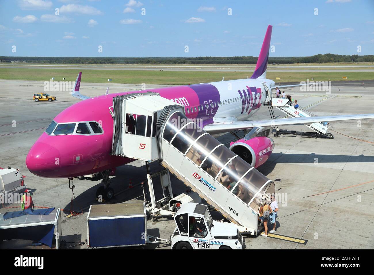 KATOWICE IN POLONIA - Agosto 22, 2018: passeggeri compagnia aerea a basso costo Wizz Air un aeromobile di tipo Airbus A320 a aeroporto Katowice in Polonia. Katowice è il 4. Foto Stock