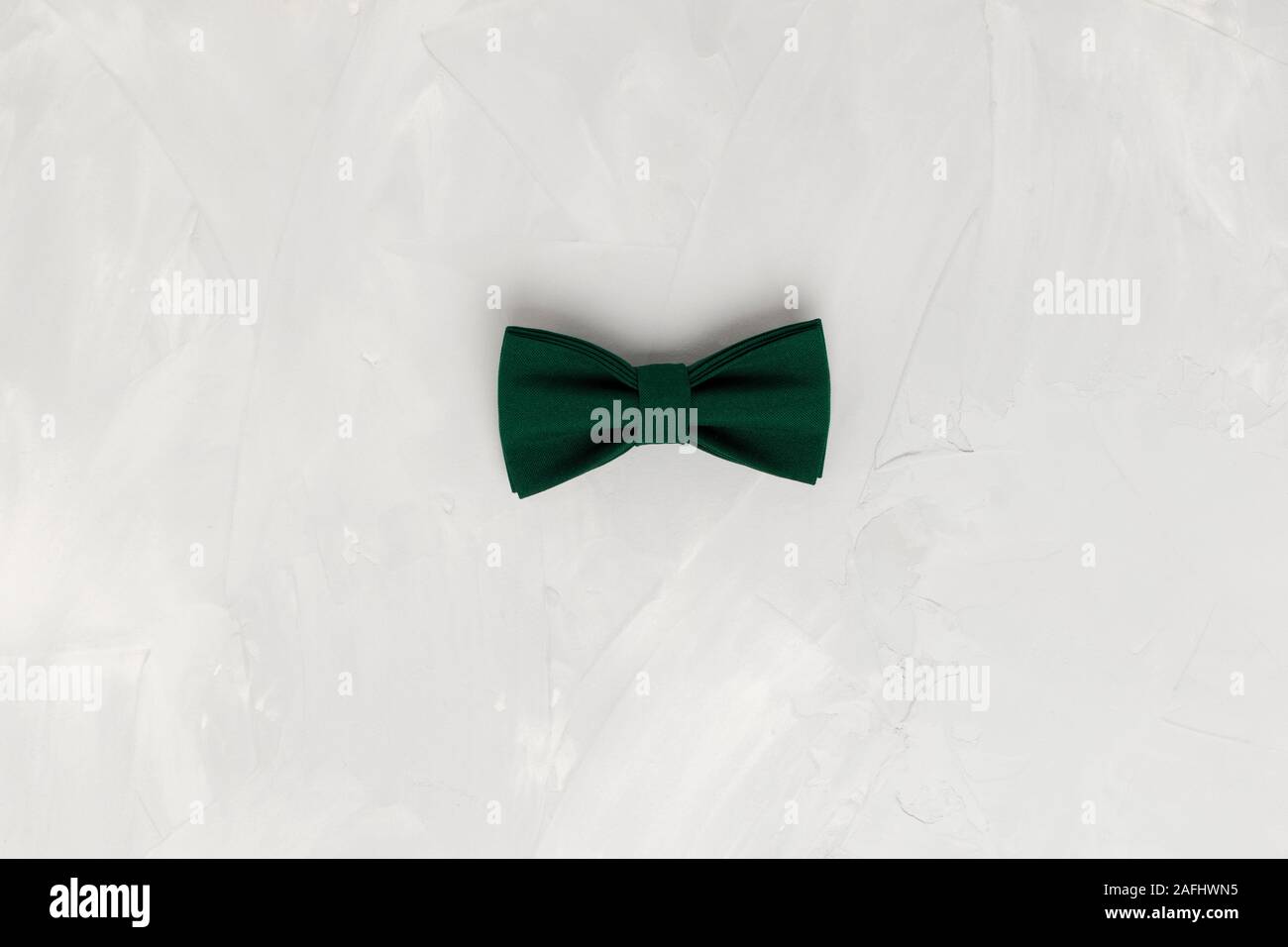 Bella e verde bow tie-in nel centro del telaio su uno sfondo bianco. laici piatta Foto Stock