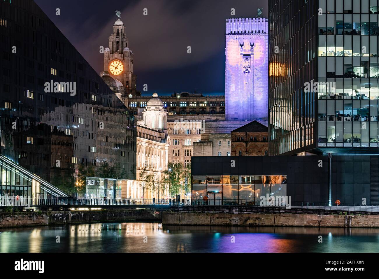 LIVERPOOL, Regno Unito - 11 agosto: questa è una vista serale della città di edifici lungo il lungomare preso dal famoso Royal Albert Dock su agosto 1 Foto Stock
