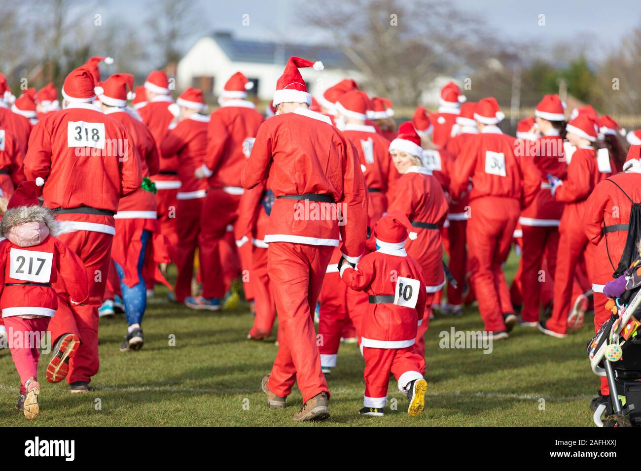 Oxfordshire, Regno Unito - 14 dicembre 2019: persone vestite da Babbo Natale partecipare all'annuale santa fun run. Foto Stock