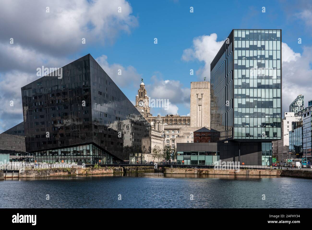 LIVERPOOL, Regno Unito - 13 agosto: Vista della città del litorale edifici vicino alla Royal Albert Dock nel centro della città, il 13 agosto 2019 a Liverpool Foto Stock