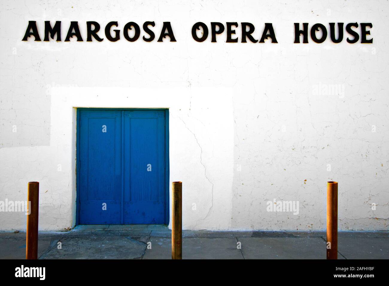 DEATH Valley, California-ottobre 30, 2011: Le porte blu del Amargosa Opera House di Death Valley junction, California. Foto Stock