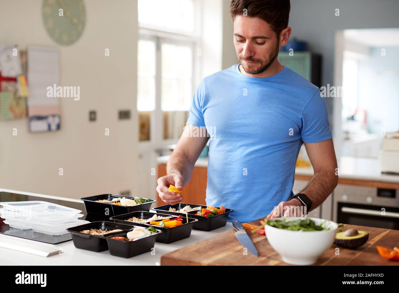 Uomo lotto di preparazione di cibi sani a casa in cucina Foto Stock