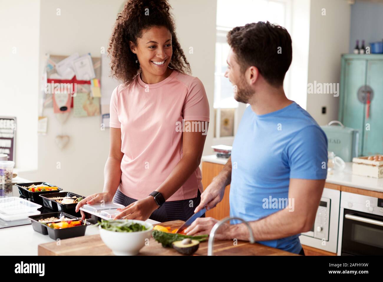 Accoppiare la preparazione lotto di piatti sani a casa in cucina insieme Foto Stock