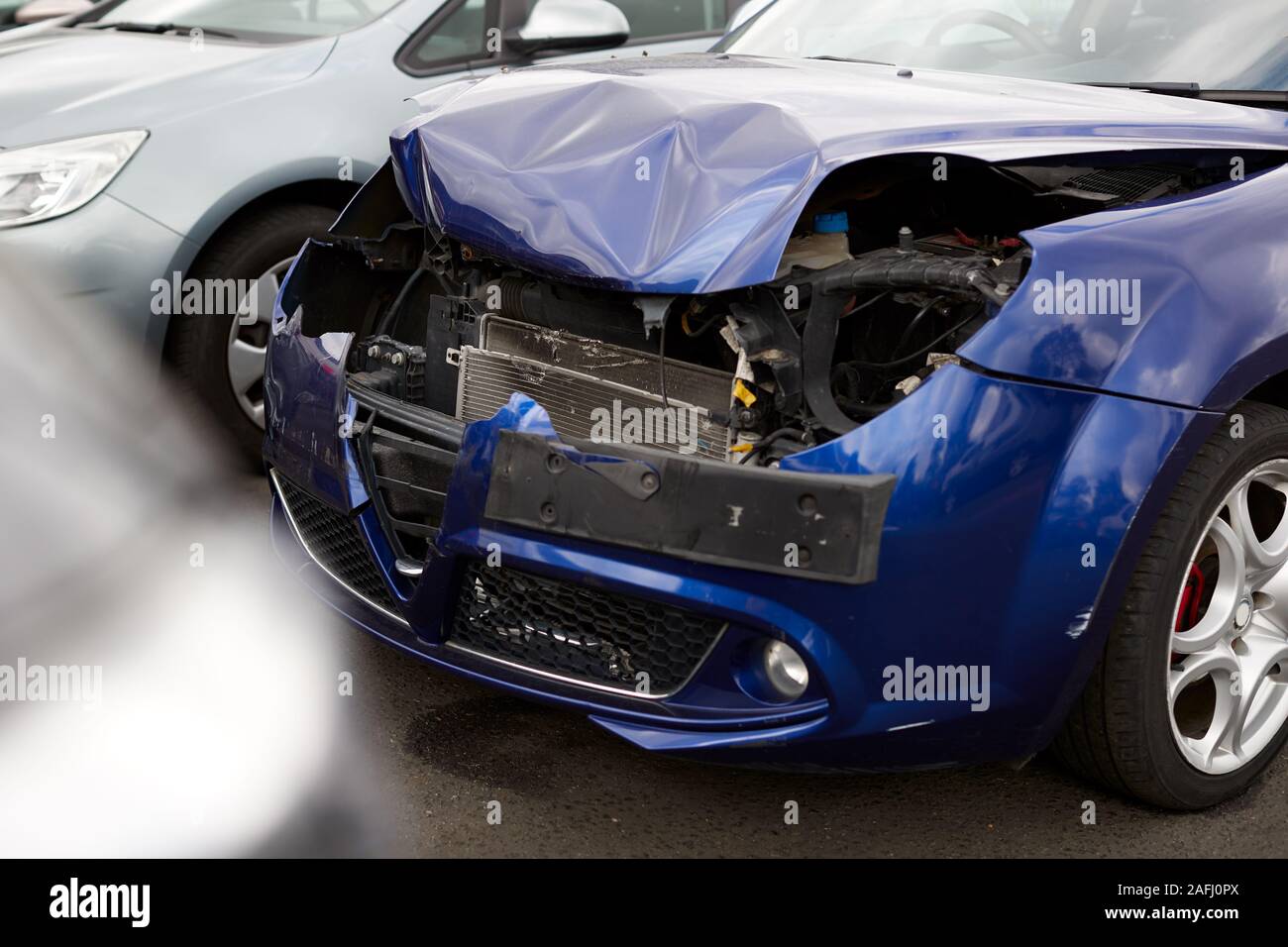 Dettaglio della vettura danneggiata nell'incidente automobilistico parcheggiate nel garage negozio di riparazione Foto Stock