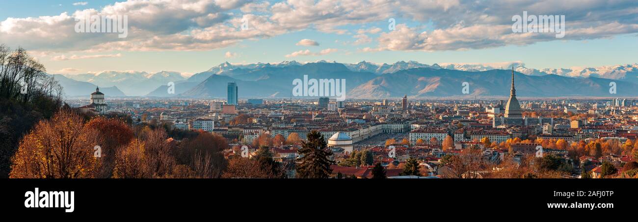 In autunno il panorama della città di Torino, Piemonte, Italia con le Alpi circostanti montagne Foto Stock