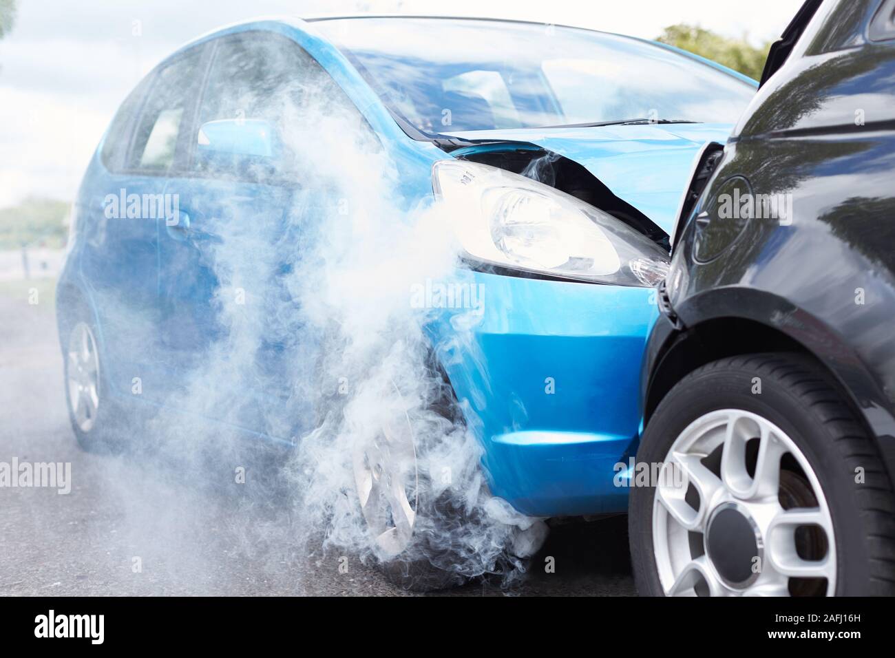 In prossimità delle due vetture danneggiate In incidente stradale Foto Stock