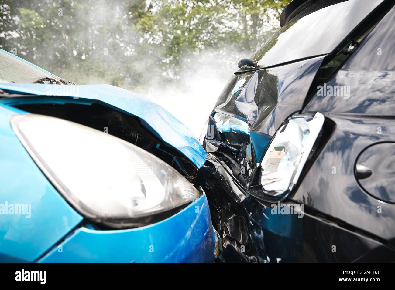 In prossimità delle due vetture danneggiate In incidente stradale Foto Stock