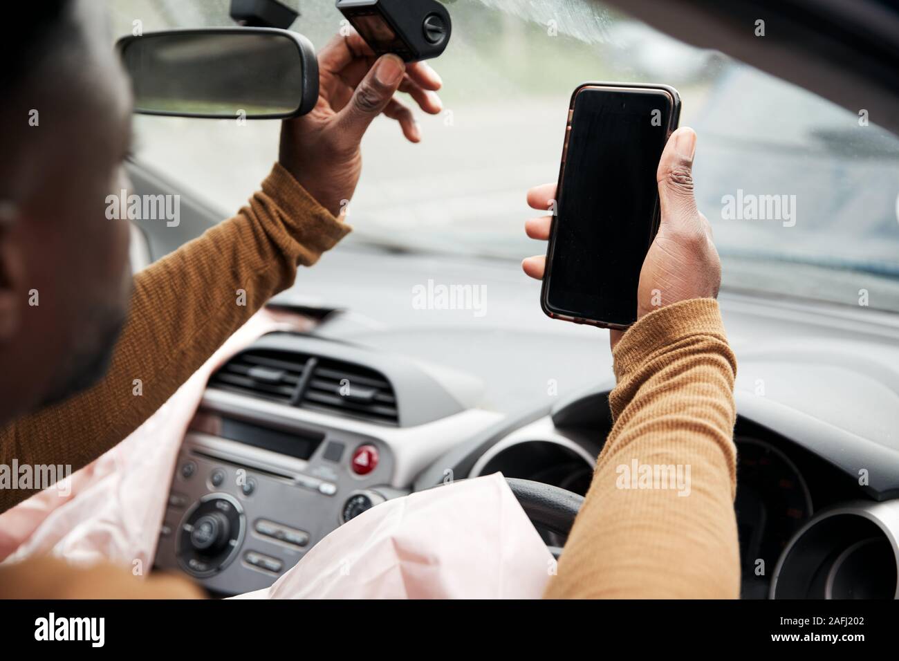 Automobilista maschio coinvolto in un incidente d'auto di trasferire filmati da Dash Cam per la domanda di assicurazione Foto Stock