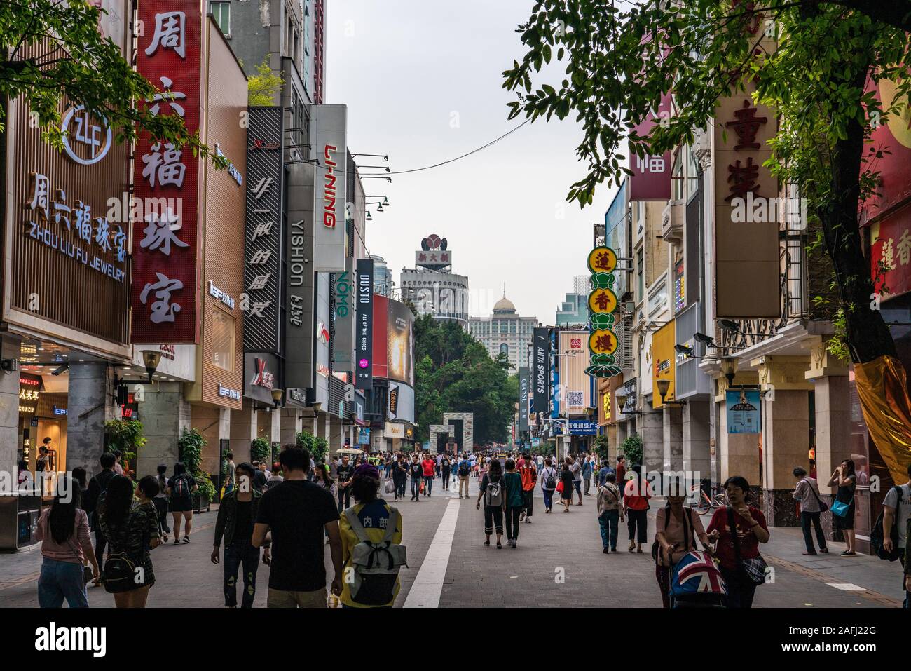 GUANGZHOU, Cina - 24 ottobre: si tratta di Shangxiajiu Strada Pedonale di un popolare via dello shopping nel centro cittadino di area su ottobre 24, 2018 in Guangzhou Foto Stock