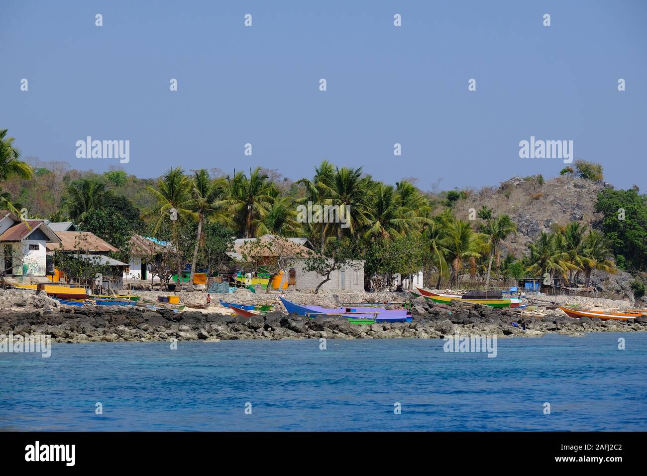 Indonesia Alor - meraviglioso litorale con piccolo locale villaggio di pescatori Foto Stock