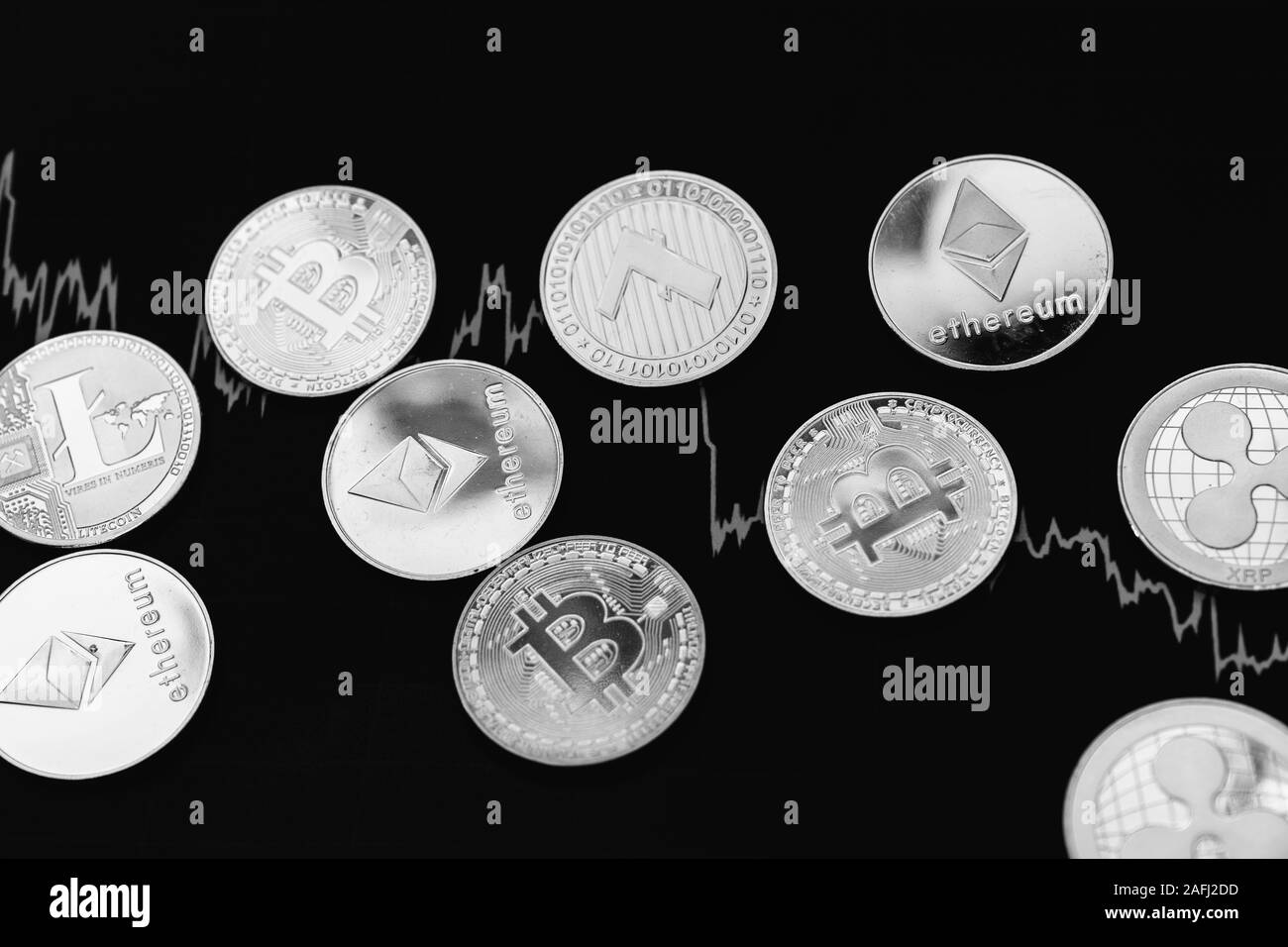 Bitcoin su un nero e sfondo bianco. Cryptocurrency trading. Foto Stock