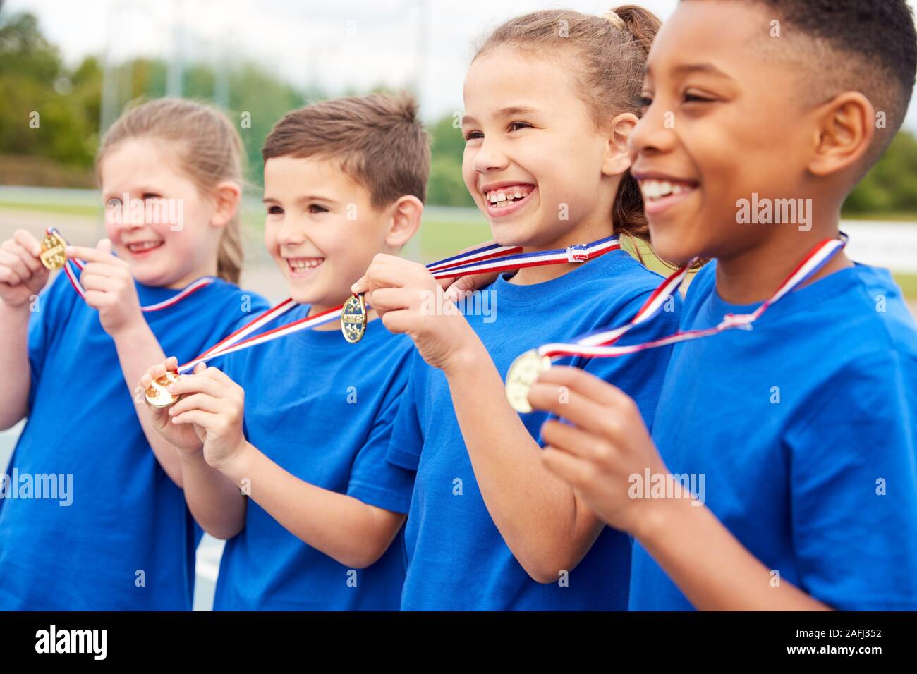 I bambini di mostrare a tutti i vincitori di medaglie sulla giornata di sport Foto Stock