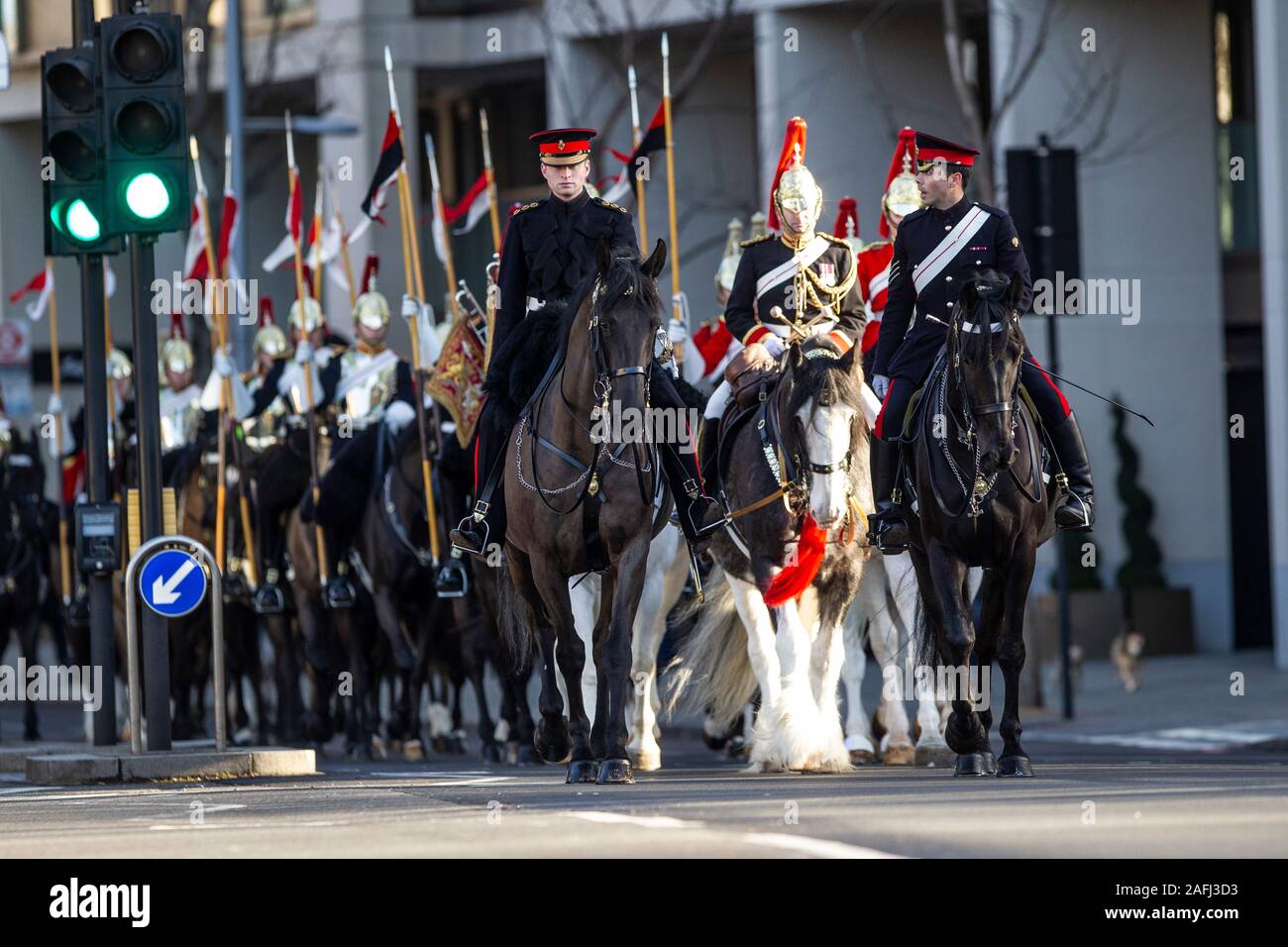 Dietro le quinte con famiglia di cavalleria reggimento montato davanti a loro le prestazioni di quest'anno a Olympia, London International Horse Show, UK. Foto Stock