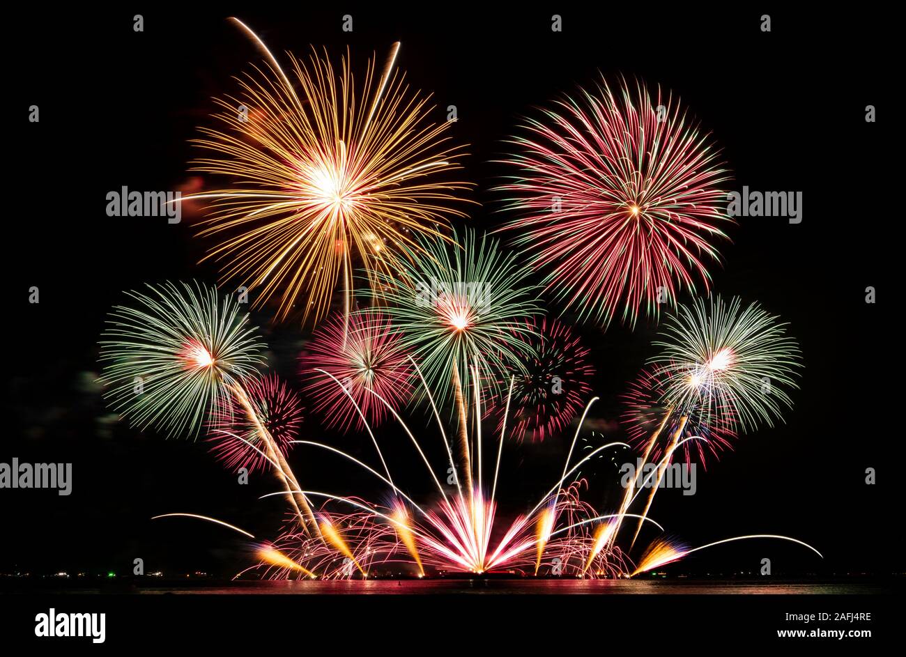 Vero e proprio festival dei fuochi d'artificio in cielo per la celebrazione di notte sul mare a Costa lato per il nuovo anno di celebrazione per il conto alla rovescia lo sfondo Foto Stock