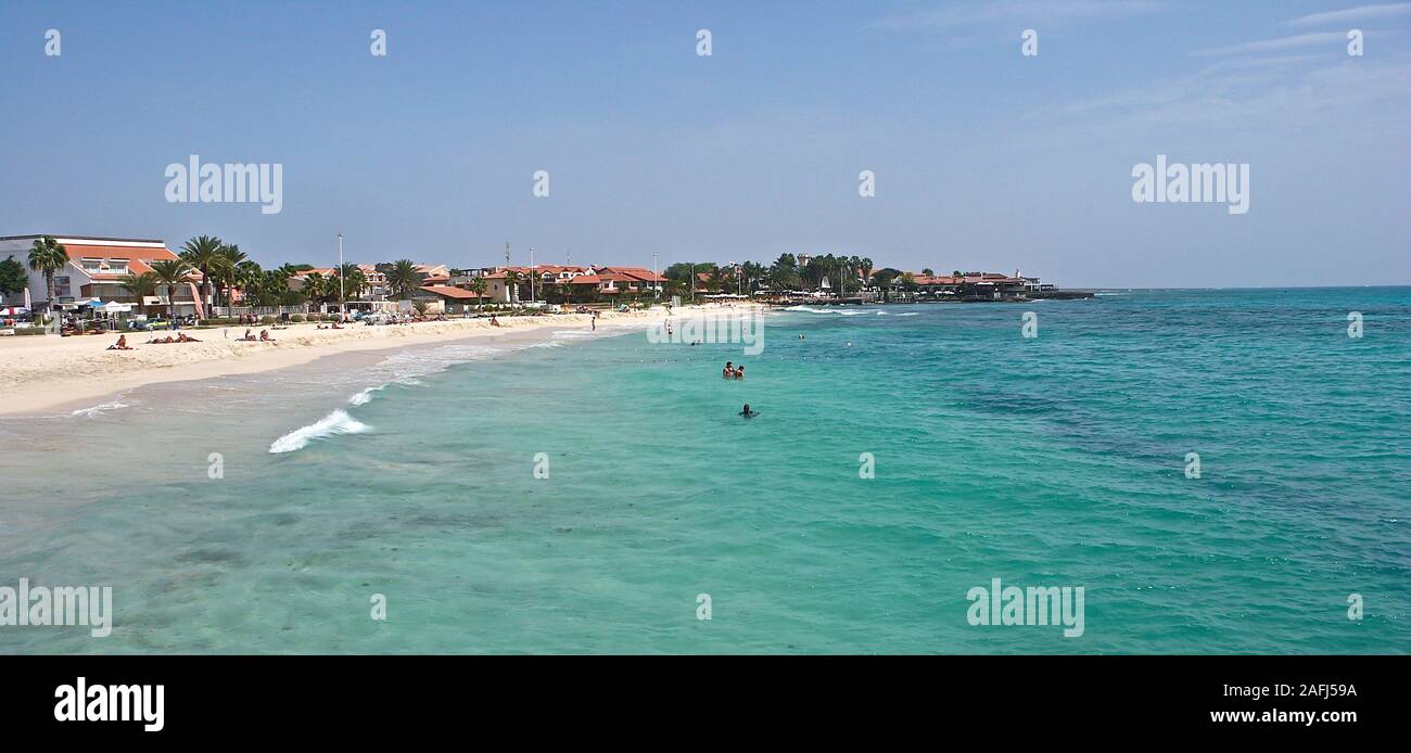 Santa Maria, Sal /Isole di Capo Verde - 19. Novembre, 2015: il turista a godere di una vacanza in spiaggia lungo la pittoresca costa tropicale di Sal nel Capo Verde Foto Stock