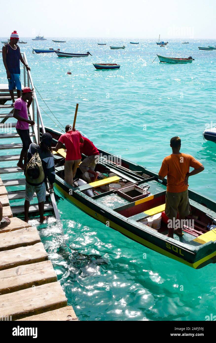 Santa Maria, Sal /Isole di Capo Verde - 19. Novembre, 2015: i pescatori africani di ritorno con la cattura di tonno fresco alla porta sul Capo Verde Isola di S Foto Stock