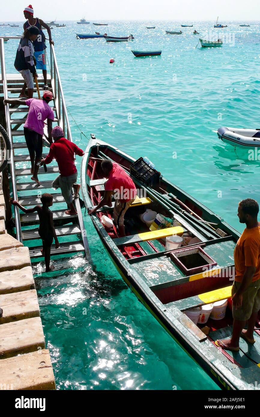 Santa Maria, Sal /Isole di Capo Verde - 19. Novembre, 2015: i pescatori africani di ritorno con la cattura di tonno fresco alla porta sul Capo Verde Isola di S Foto Stock
