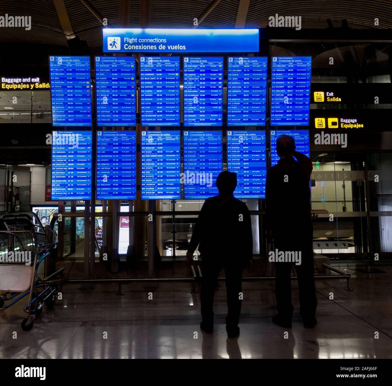 Aeroporto schermo con informazioni voli Foto Stock