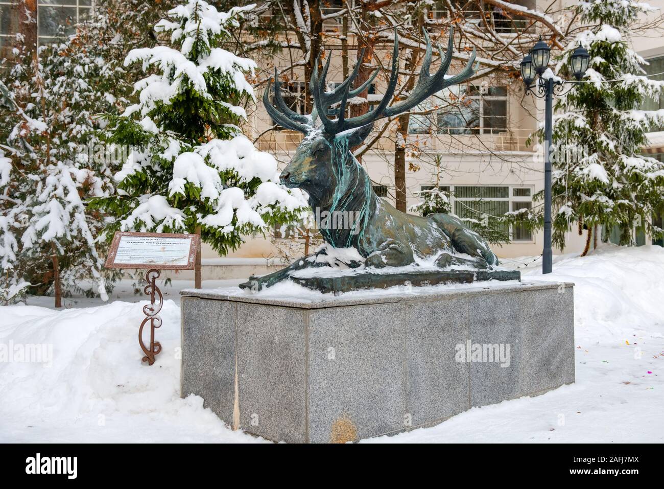 Mosca, Russia - 7 gennaio 2019: scultura deer-royal. Bronzo, Germania 1905. Su un gelido inverno giorno durante una nevicata Foto Stock