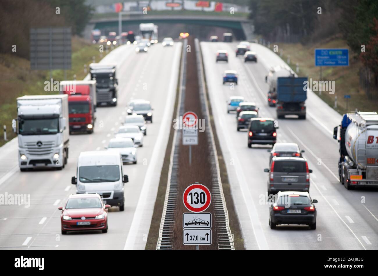 Rangsdorf, Germania. Xvi Dec, 2019. I cartelli stradali per i limiti di velocità e il temporaneo divieto di sorpasso per i camion sono installati sulla autostrada A13 vicino al L74 giunzione Teupitz. Un limite di velocità di 130 chilometri orari si applica ora su un tratto di autostrada A13. Secondo lo stato di assistenza stradale, la sezione ha una lunghezza di circa 60 chilometri. Credito: Soeren Stache/dpa-Zentralbild/dpa/Alamy Live News Foto Stock