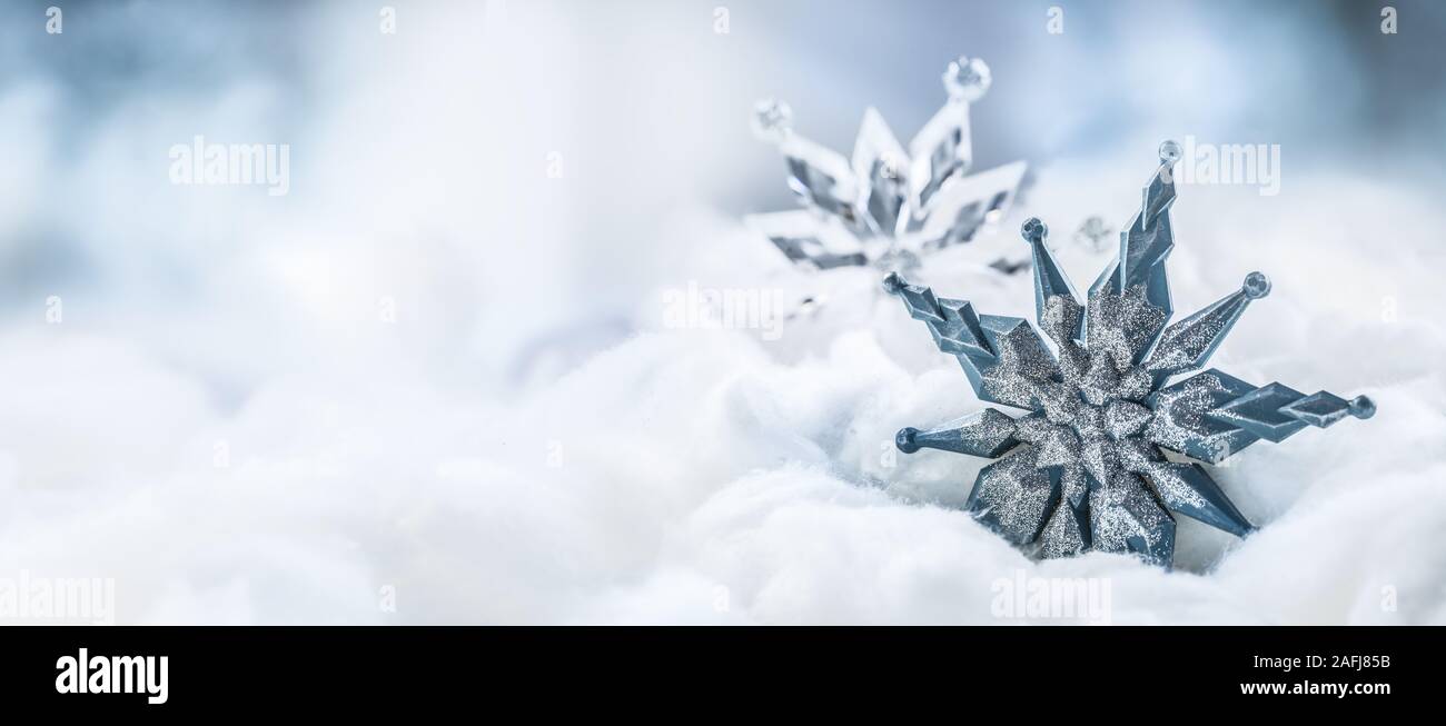 Blue stella di Natale sulla neve. Merry Xmas concept Foto Stock